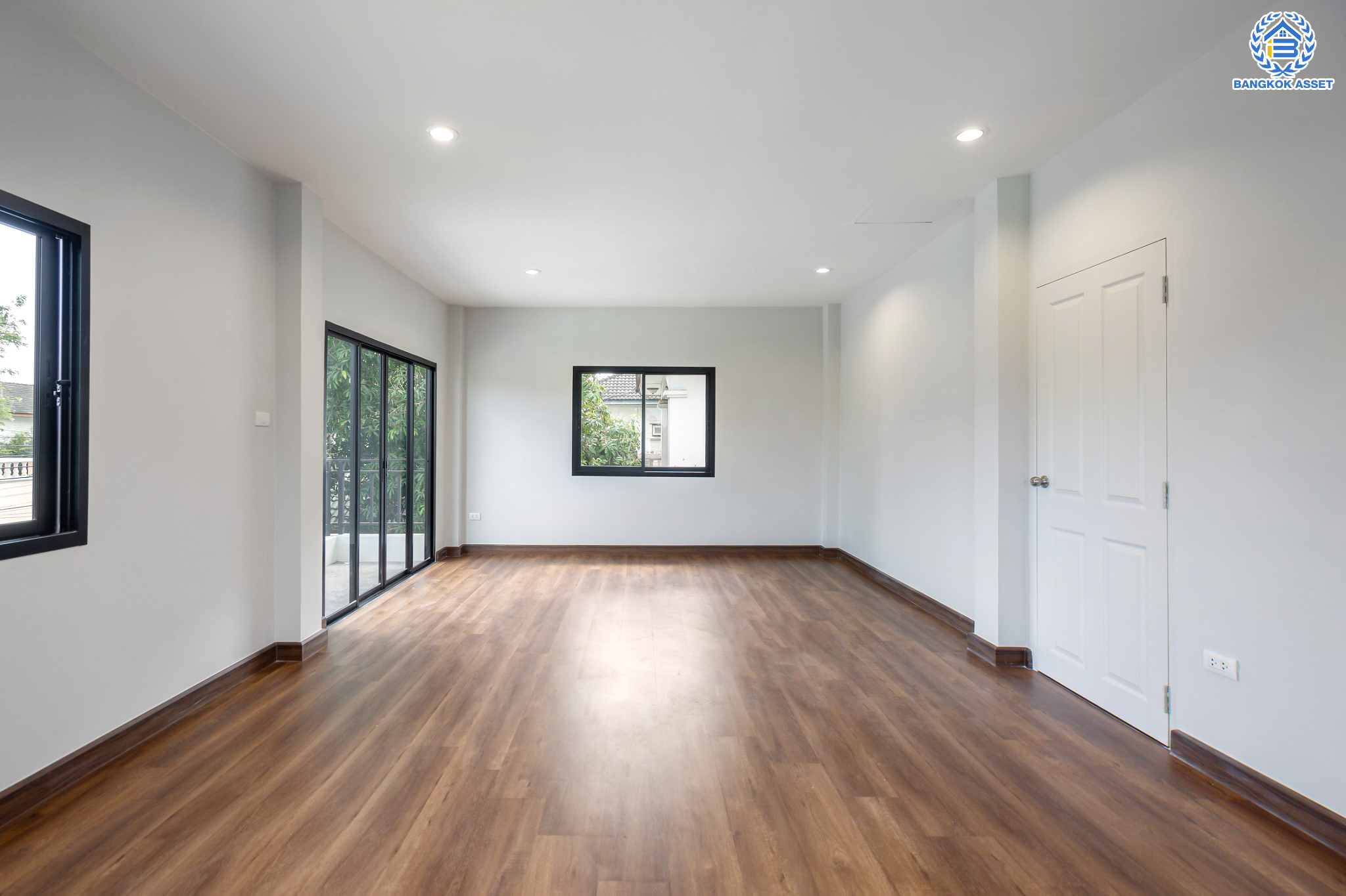 บ้านมือสองตกแต่งใหม่ ม.บุณฑริก วัชรพล-สุขาภิบาล5  เนื้อที่ 81.2 ตร.ว. ฟังก์ชัน 3 ห้องนอน 2 ห้องน้ำ จอดรถได้ 3 คัน บนทำเลเชื่อมต่อหลายเส้นทาง ถ.รามอินทรา ถ.สายไหม และ ถ.พหลโยธิน ใกล้สนามบินดอนเมือง ทางด่วน "รามอินทรา" และรถไฟฟ้าสายสีเขียว "สถานีคูคต"